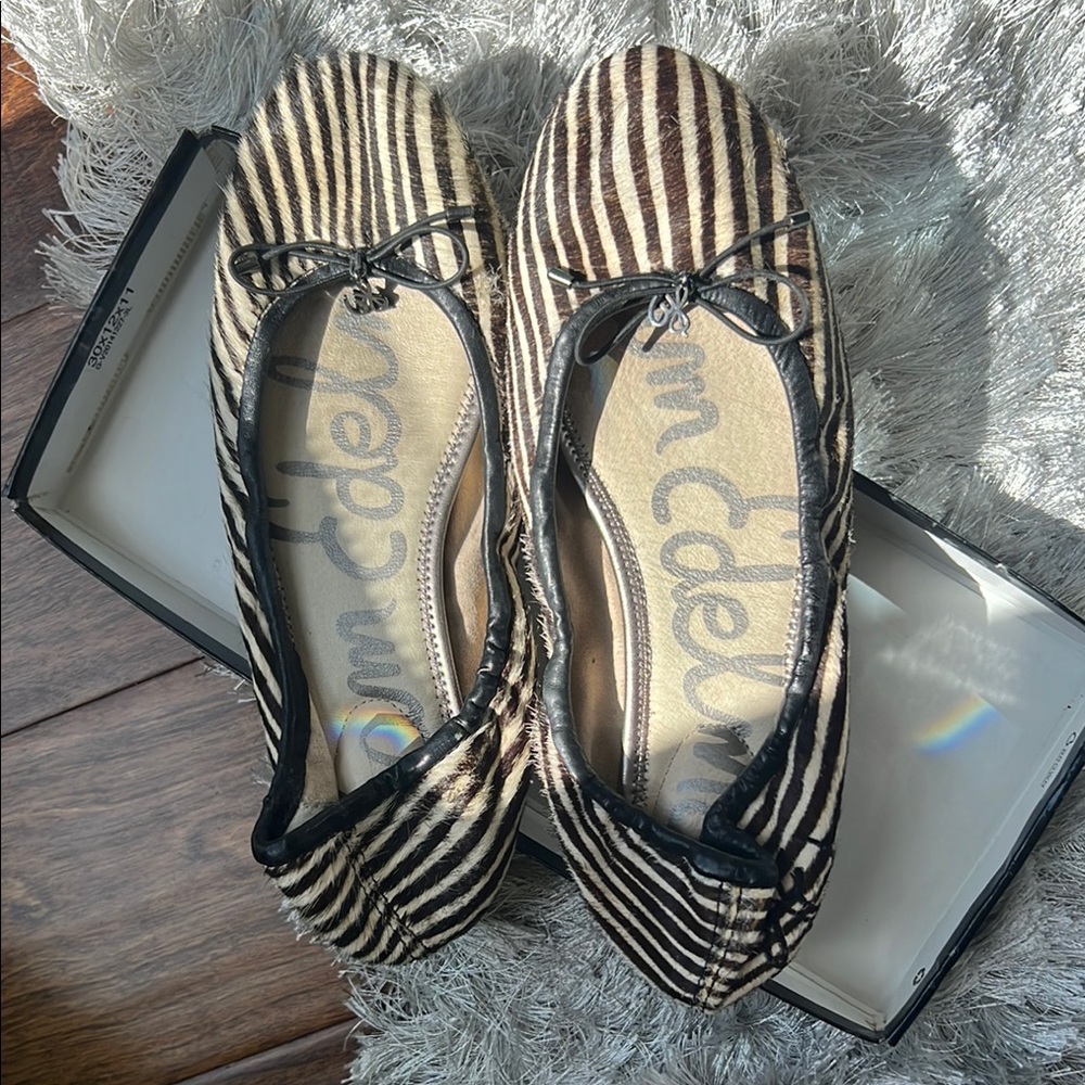 Sam Edelman Black and Tan Flats with Classic Design